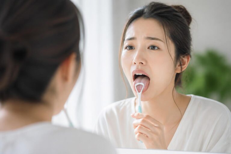 舌苔が厚く口臭が気になる原因は？